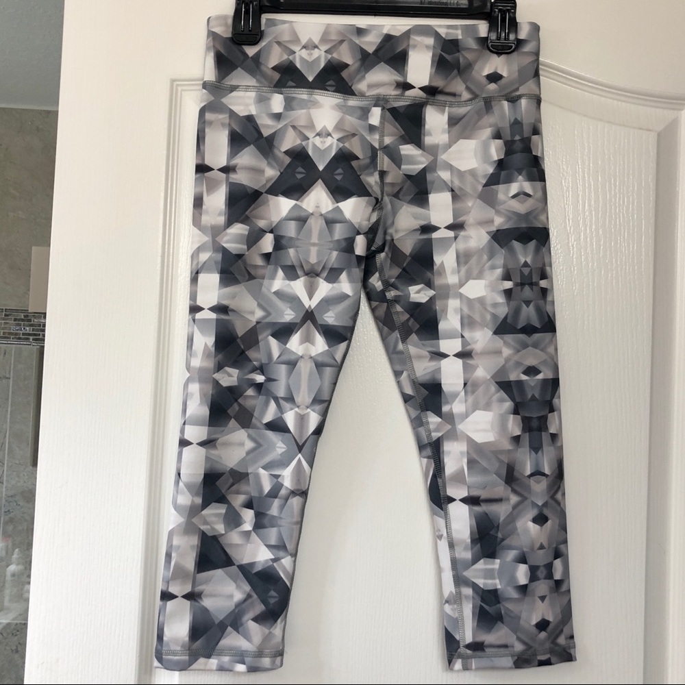 Scorpio Sol Geometric Print Crop Leggings